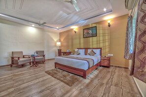 Standard Double Room, Balcony, Garden View | Meja, ruang kerja komputer riba, Wi-fi percuma
