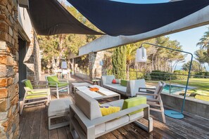 Villa | Balcony - Elegant Villa Overlooking Gaou Bay (Bormes-Les-Mimosas)