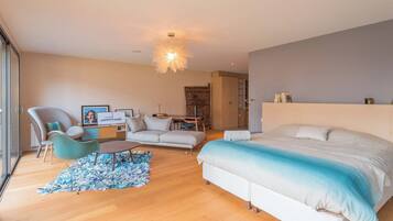 6 bedrooms, iron/ironing board, bed sheets