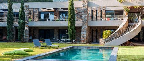 Villa | Zwembad | Een binnenzwembad en een buitenzwembad