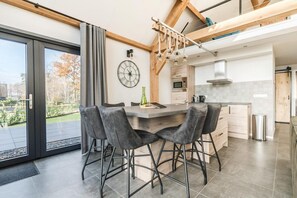 Kühlschrank, Mikrowelle, Herdplatte, Geschirrspüler