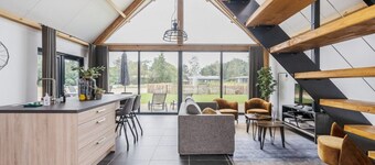 Modern lodge stay with pond view (nr. 687)