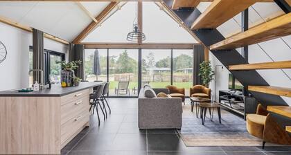 Modern lodge stay with pond view (nr. 687)