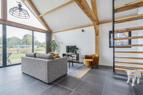 Modern lodge stay with pond view