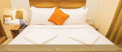 Phòng đôi tiện nghi đơn giản, quang cảnh thành phố | Bàn, khu vực làm việc phù hợp cho laptop, màn/rèm cản sáng