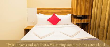 Comfort Triple Room, Non Smoking, City View (without Breakfast) | Meja, ruang kerja komputer riba, langsir/tirai gelap terus, kalis bunyi