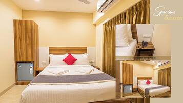 Escritorio, espacio para trabajar con laptop y cortinas blackout