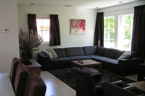 Una Smart TV, una chimenea