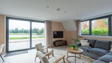 Een smart-tv en een stereo