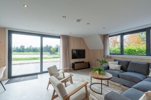 Een smart-tv en een stereo