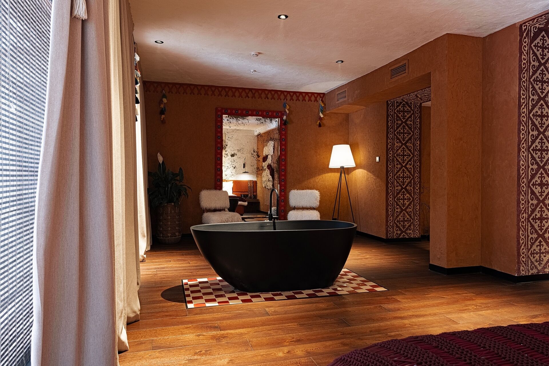 Caja de seguridad en la habitación, escritorio y cortinas blackout 