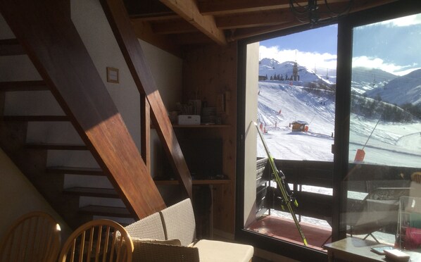 Une chambre avec vue sur une montagne enneigée.