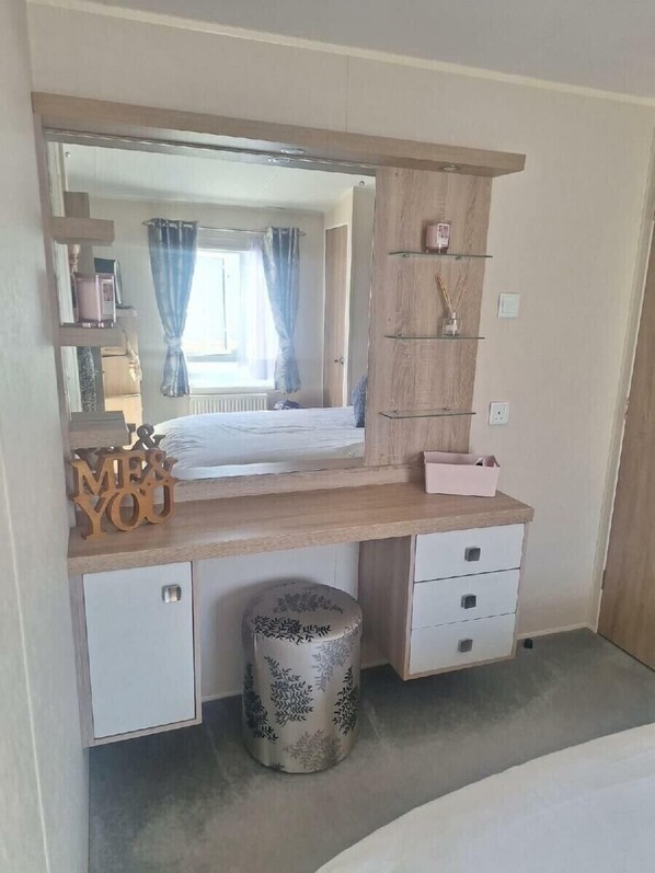 2 bedrooms, individually decorated, individually furnished, free WiFi - Rockley Park - Holiday Accommodation 21335 (Poole)