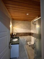 Kostenlose Babybetten, kostenloses WLAN, Bettwäsche