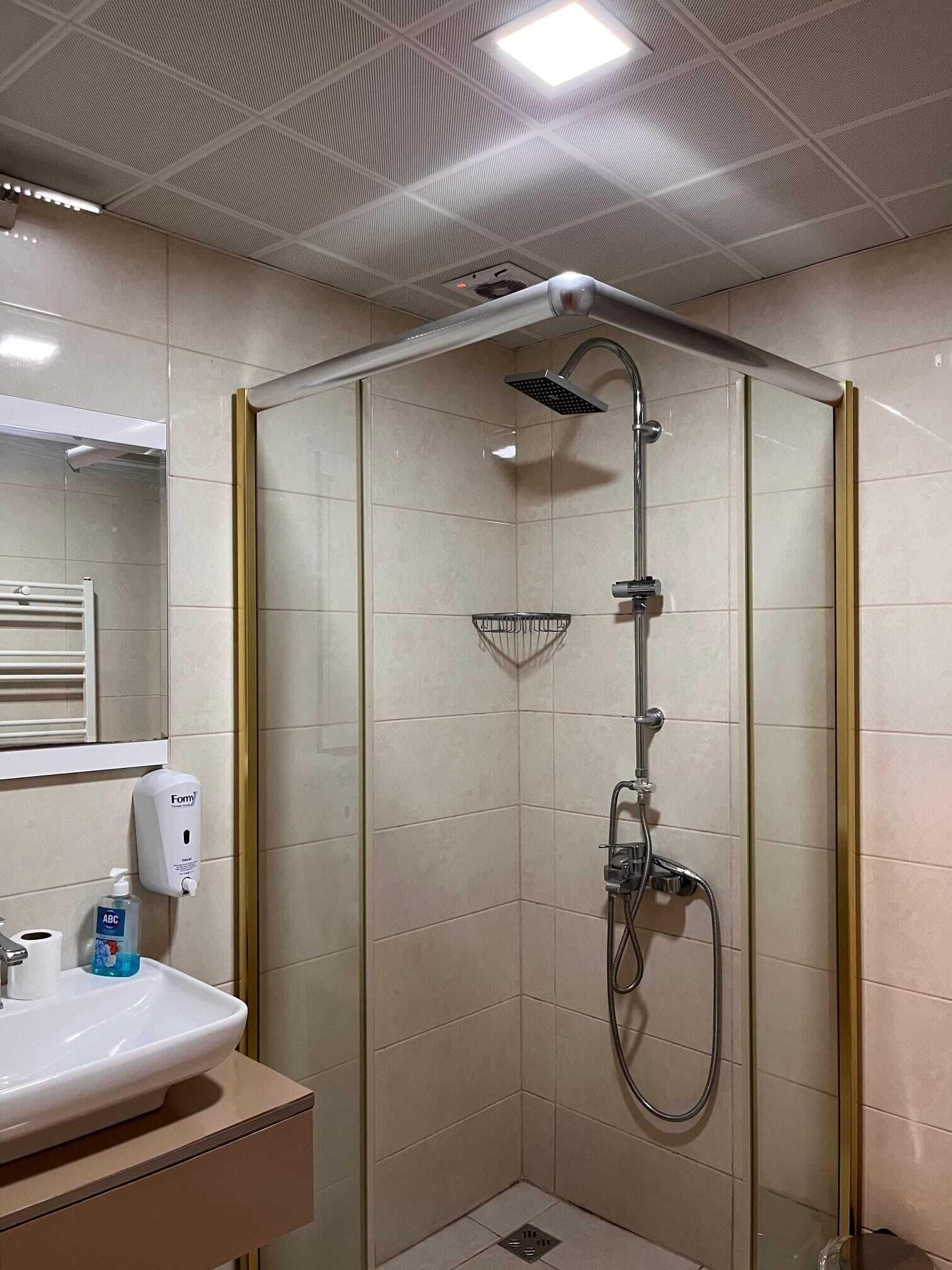 Ducha, artículos de higiene personal gratuitos y secador de pelo