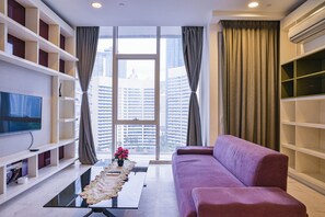 Flat-screen TV - The Platinum KLCC By Aura Suites (Kuala Lumpur)