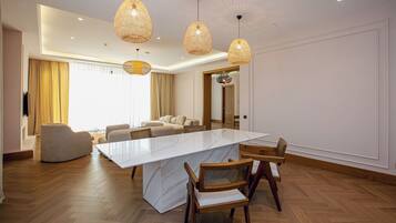 Villa Confort, vista a la montaña | Área de sala de estar | Smart TV de 55 pulgadas con canales vía satélite