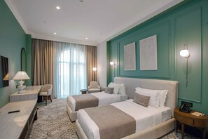 Caja de seguridad en la habitación y espacio para trabajar con laptop 