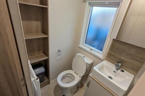 Shower, hair dryer, towels, toilet paper - Elegant Caravan Home – Hayling Island, Hampshire, UK (Hayling Island)