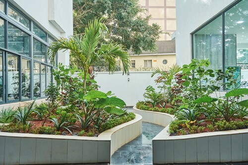 Chic 1BR w/ sauna, gym & pool at Pinecrest, Kindaruma Road – Near Yaya Centre