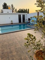 Una piscina al aire libre