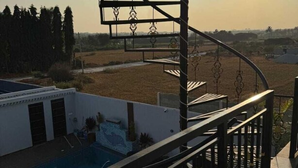 Eine Wendeltreppe mit einem Schwimmbecken im Vordergrund.