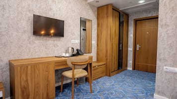 Double Room, Balcony, City View | Desk, soundproofing, iron/ironing board, free WiFi