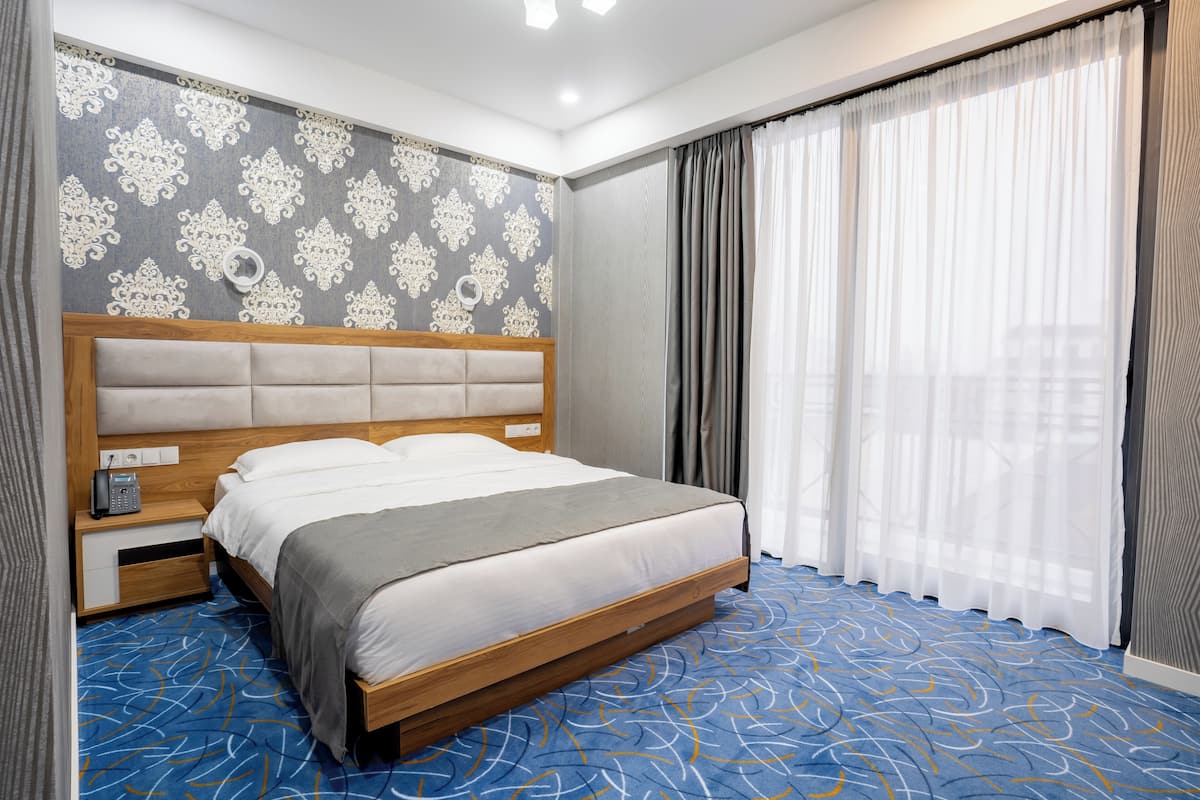 Double Room, Balcony, City View | Desk, soundproofing, iron/ironing board, free WiFi