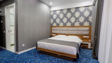 Double Room, Balcony, City View | Desk, soundproofing, iron/ironing board, free WiFi