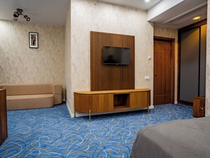 Superior Suite, Balcony | Desk, soundproofing, iron/ironing board, free WiFi