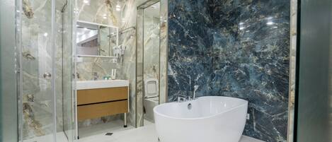 Deluxe-Doppelzimmer | Badezimmer | Kostenlose Toilettenartikel, Haartrockner, Bademäntel, Hausschuhe