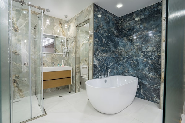 Deluxe Double Room | Bathroom | Free toiletries, hair dryer, bathrobes, slippers