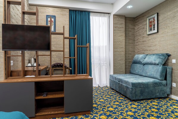 Deluxe Double Room | Desk, soundproofing, iron/ironing board, free WiFi