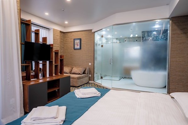 Deluxe Double Room | Desk, soundproofing, iron/ironing board, free WiFi - BRB Hotel (Tbilisi)