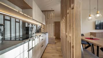 Fridge, oven, dishwasher, coffee/tea maker