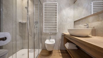 Dusche, Bidet, Handtücher