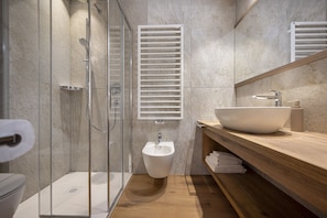 Shower, bidet, towels