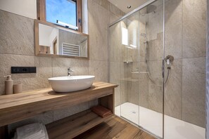 Dusche, Bidet, Handtücher
