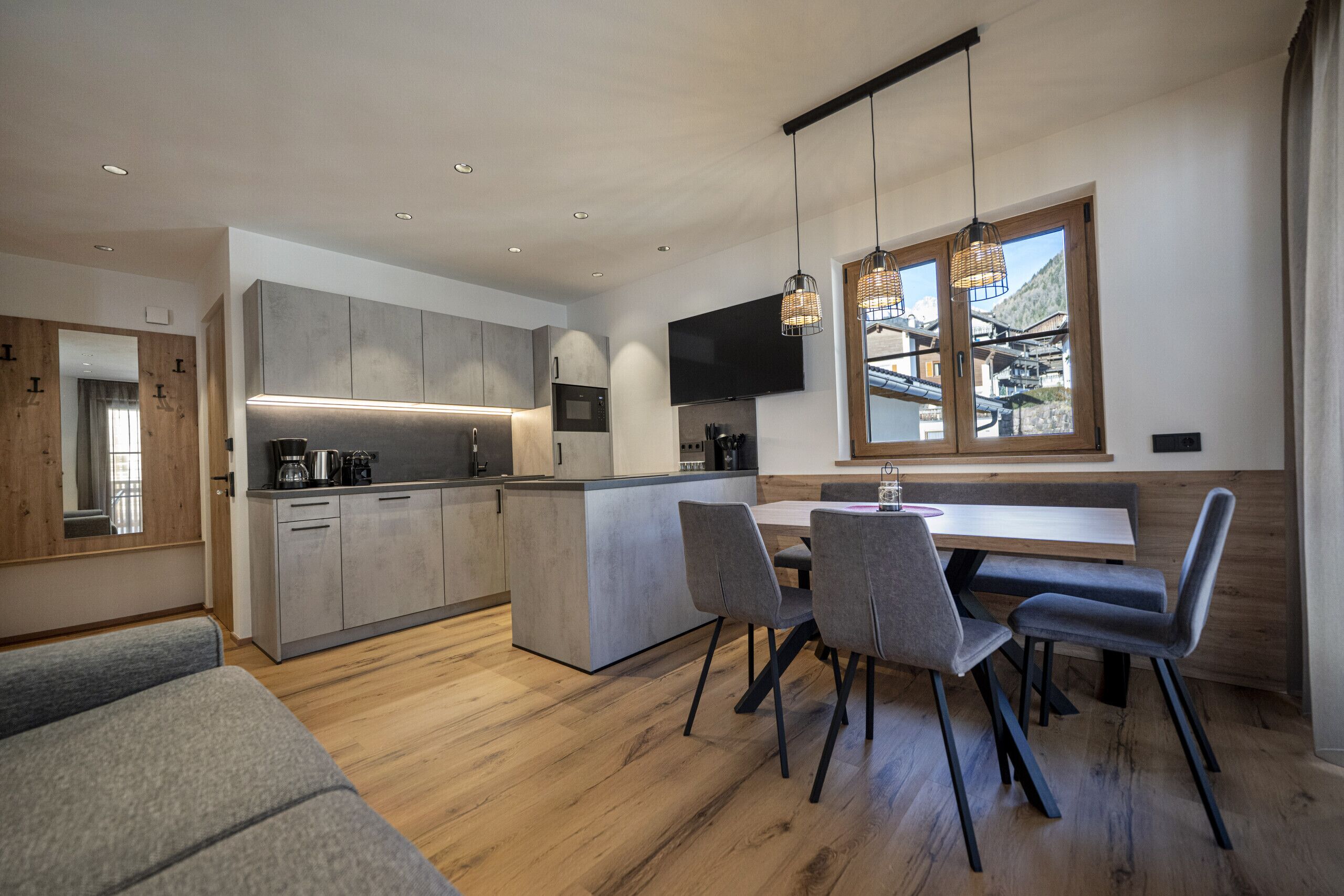 Fridge, oven, dishwasher, coffee/tea maker