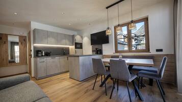 Fridge, oven, dishwasher, coffee/tea maker