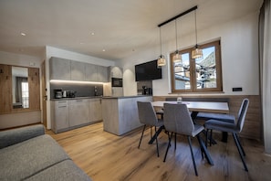 Kühlschrank, Ofen, Geschirrspüler, Wasserkocher mit Kaffee-/Teezubehör