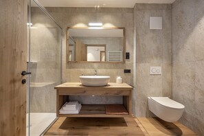 Douche, bidet, serviettes fournies