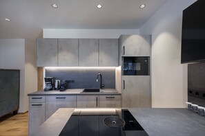 Kjøleskap, ovn, oppvaskmaskin og kaffetrakter/tekoker