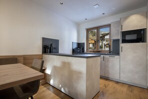 Kühlschrank, Ofen, Geschirrspüler, Wasserkocher mit Kaffee-/Teezubehör