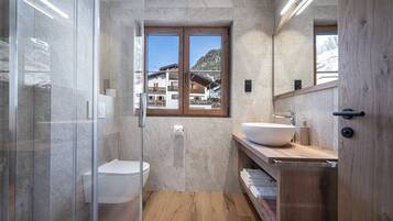 Een douche, een bidet, handdoeken