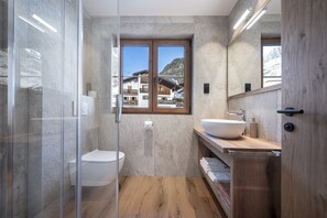 Shower, bidet, towels