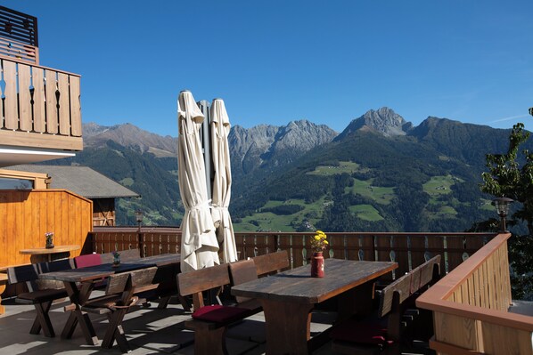 Outdoor dining - Farmhouse in secluded location above Merano with wellness area, garden, summit view (Riffian)