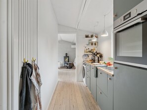 Refrigerador, lavavajillas y utensilios de cocina 