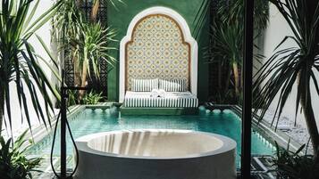 Kolam renang outdoor