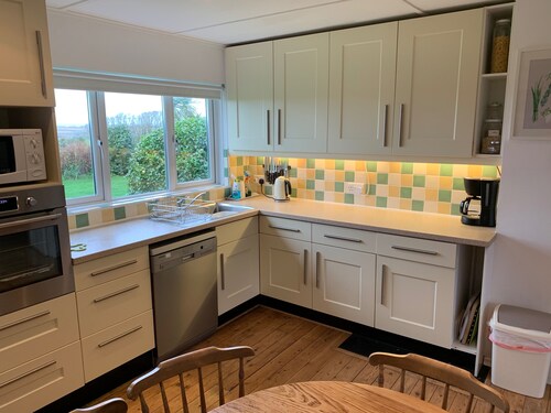 House - Sleeps 8, Close to Beach &amp; Free Parking